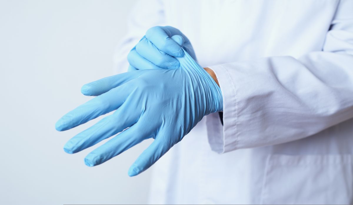 como quitarse unos guantes infectados sin tocarlos con la mano
