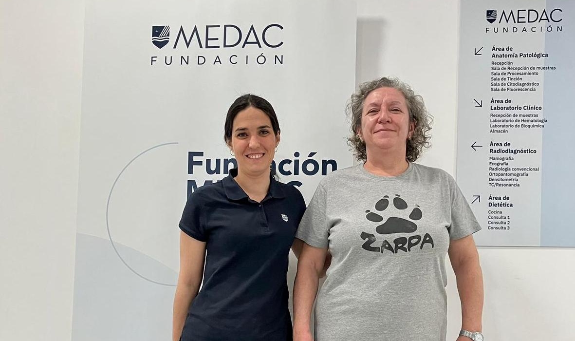 Representantes de Fundación MEDAC Zaragoza y Protectora Zarpa