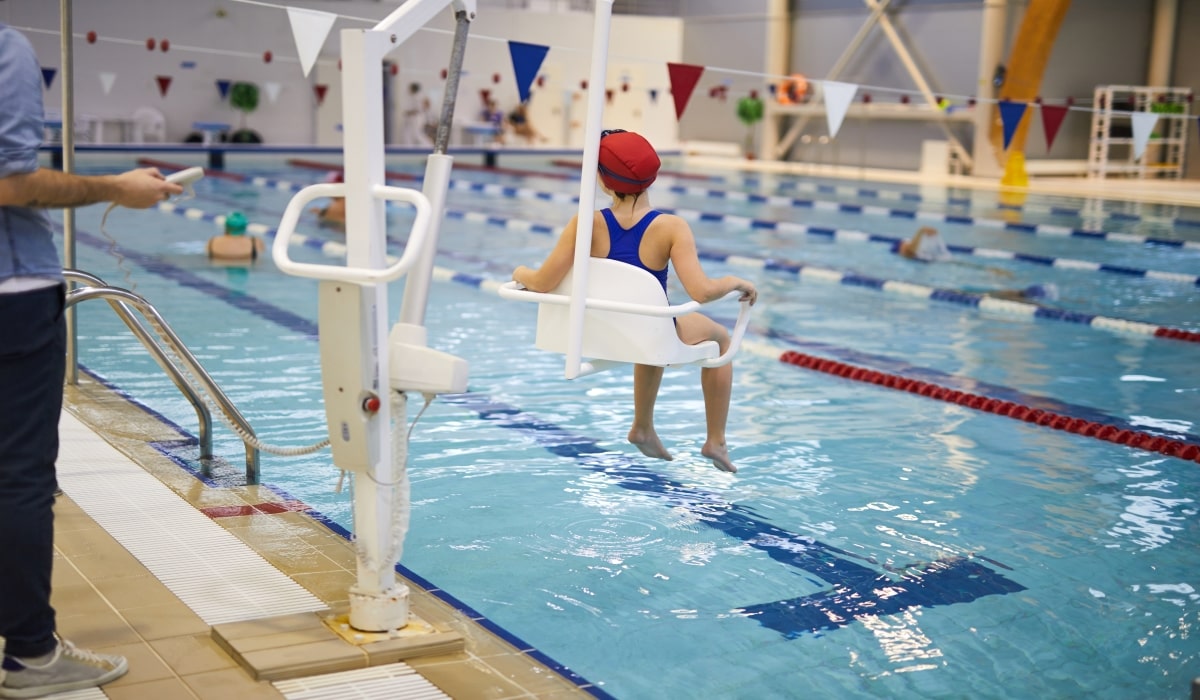 Grúa para la inmersión en el agua de una persona con discapacidad