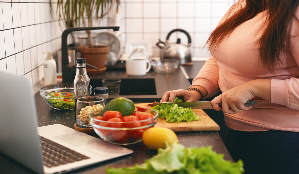 Cocinando comida sana una persona con sobrepeso