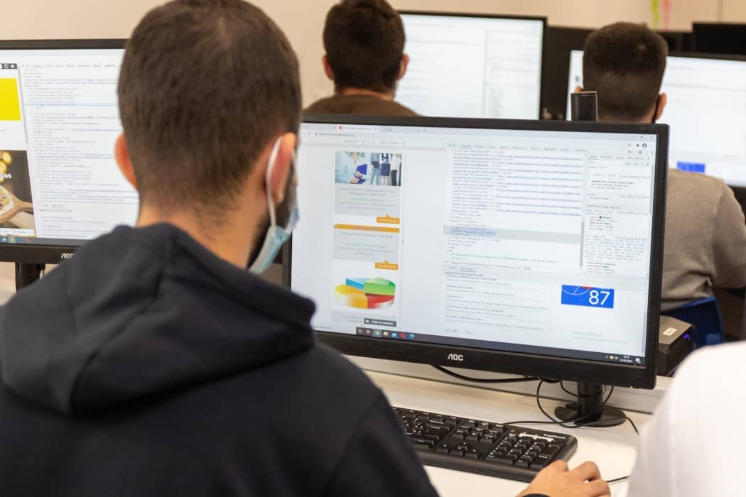 joven estudiante de FP trabajando con un programa informático
