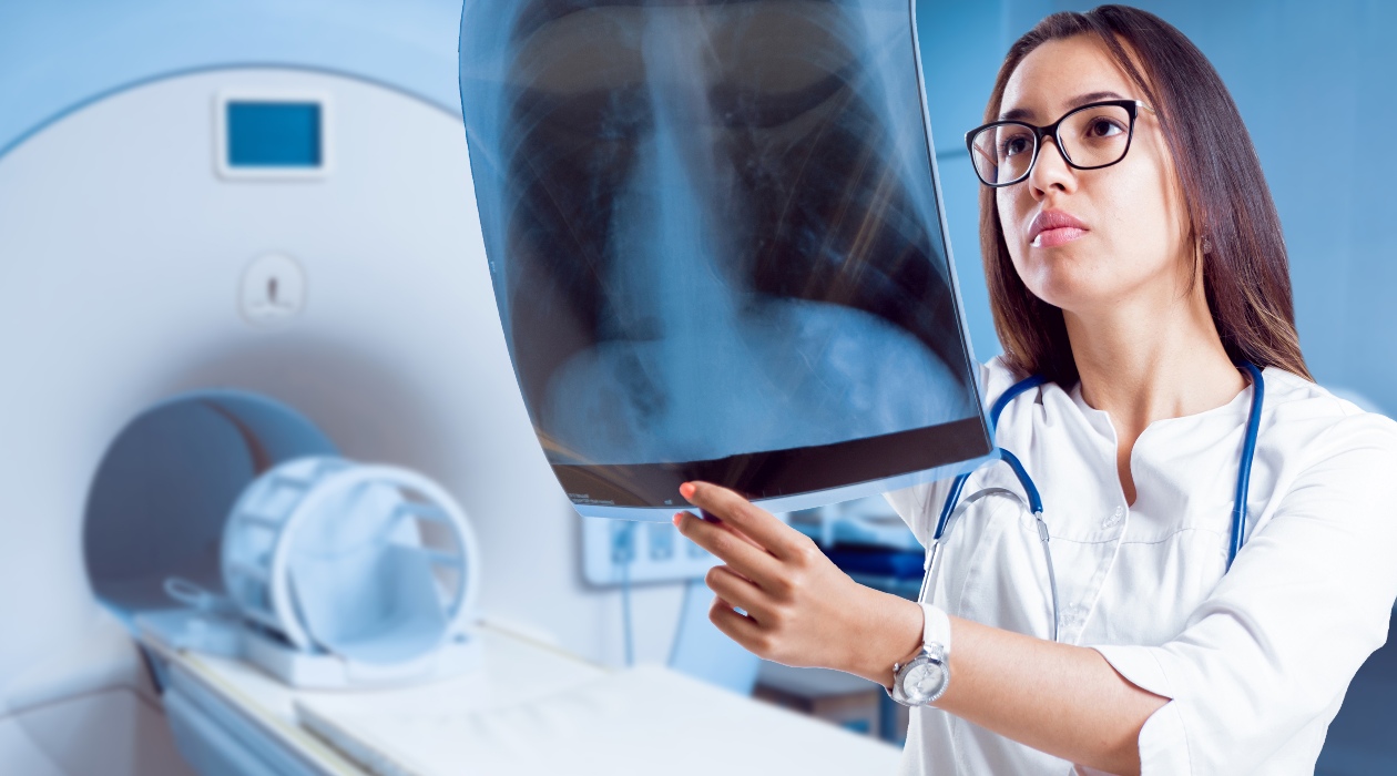  Radioterapeuta analizando una radiografía delante de una máquina de radioterapia