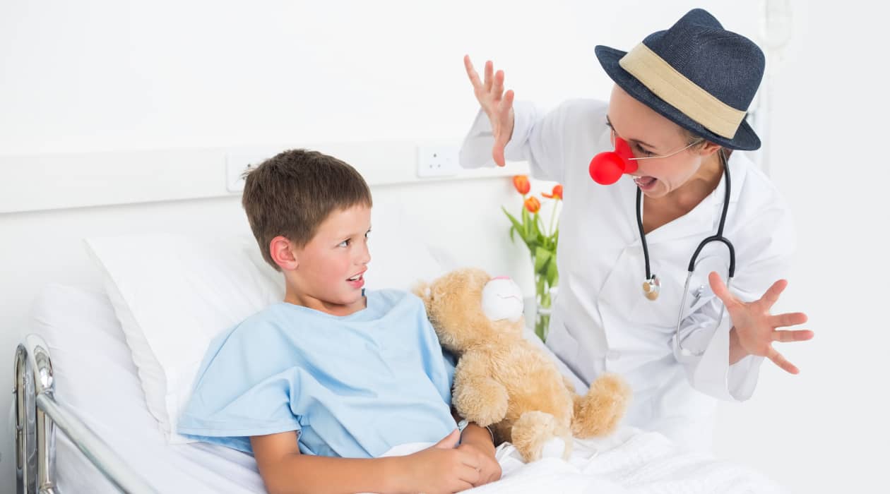 Un doctor haciendo reír a un niño hospitalizado