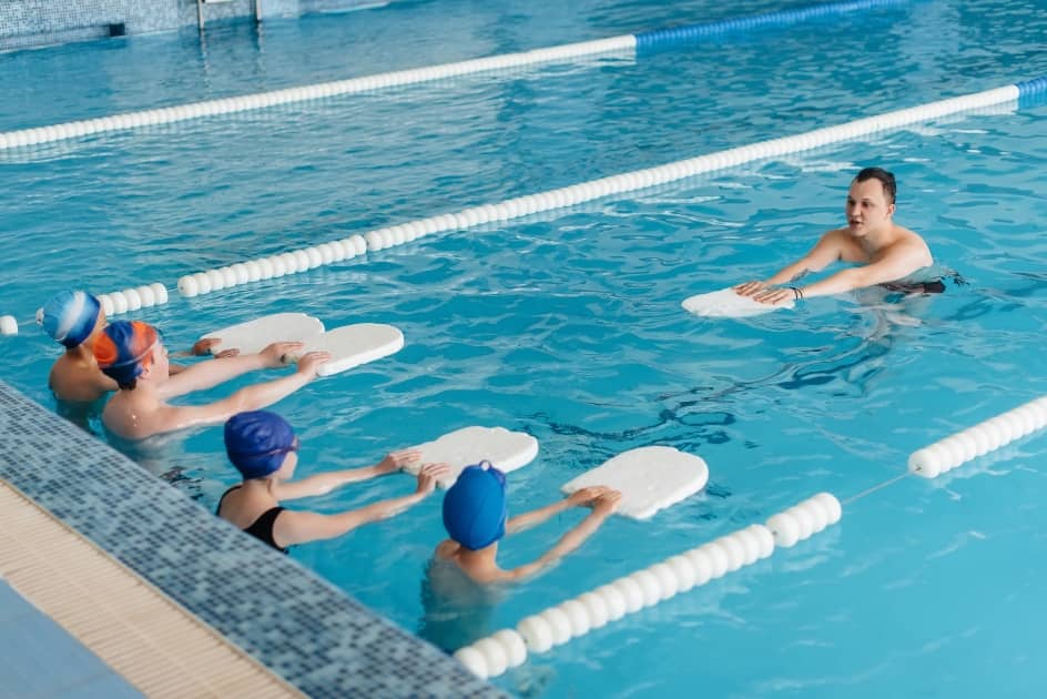 técnico de TSEAS dando clases de natación a niños