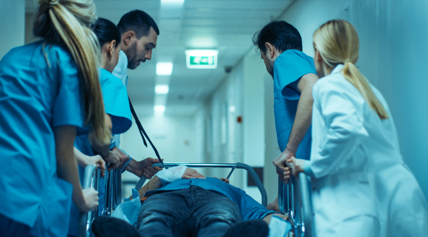 Sanitarios empujando una camilla con un paciente