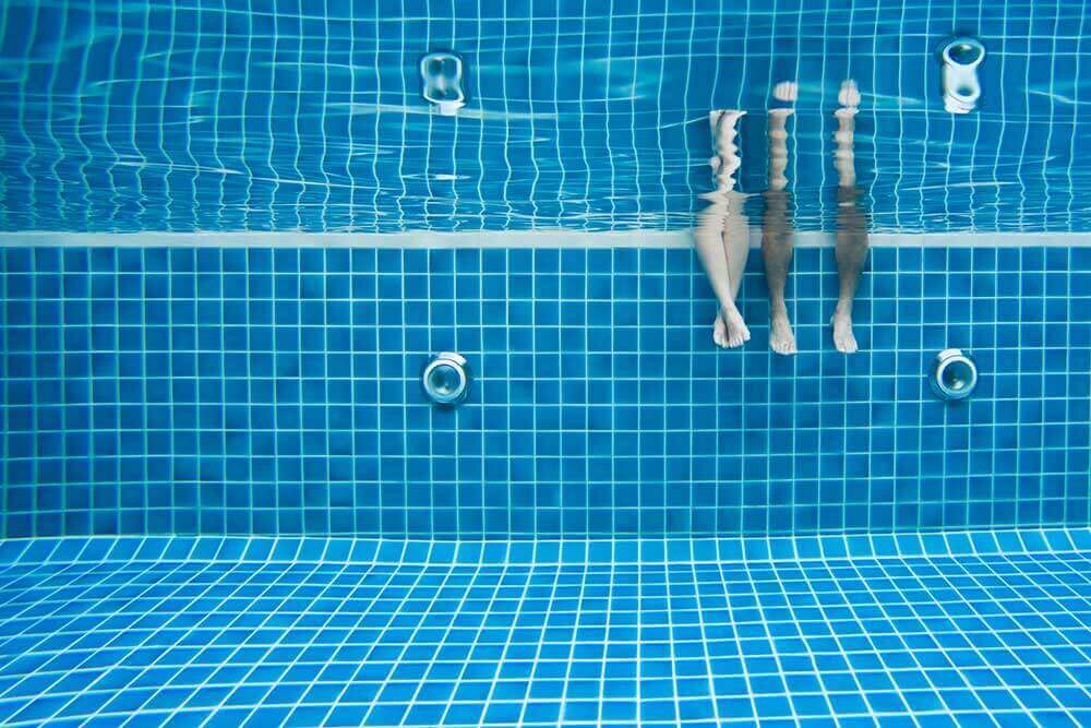 Piernas dentro de una piscina para entrenar