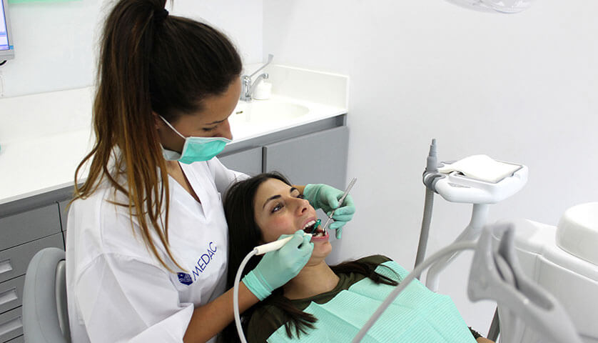 Imagen de un técnico realizando una limpieza dental