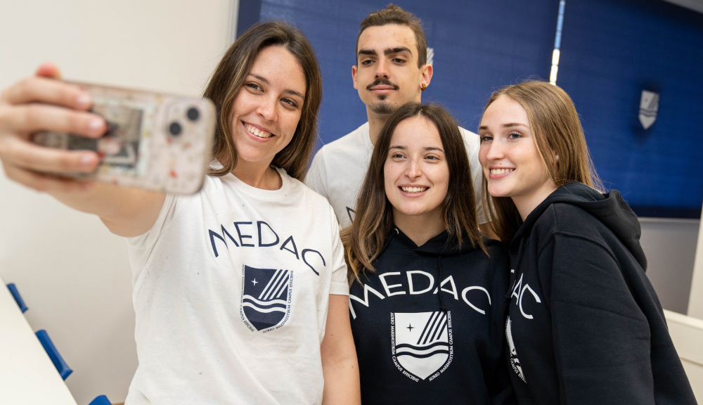 alumnos de MEDAC haciendose un selfie