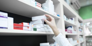 Farmacéutica cogiendo medicamentos