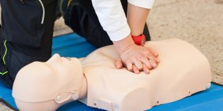Aprendiendo a hacer una RCP a un maniquí