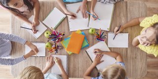 niños pintando dibujos