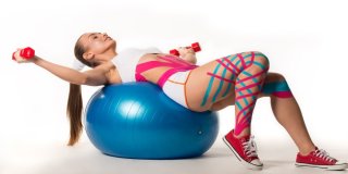 Chica con cintas de fisio