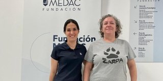 Representantes de Fundación MEDAC Zaragoza y Protectora Zarpa