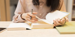 joven estudiando un ciclo de grado medio en Granada en una biblioteca