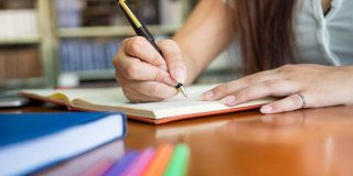 joven tomando notas de la oferta grados medios en malaga