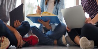 Alumnos de grados medios en Valencia estudiando