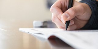 Alumno de grado superior en Córdoba tomando notas
