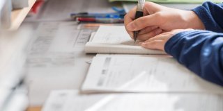 Escritorio con apuntes de un alumno de Grado Superior en Madrid