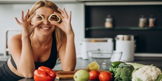 Un deportista alimentándose después del entrenamiento.