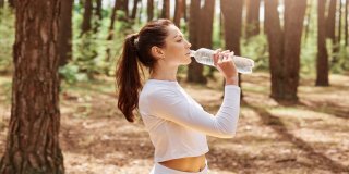 chica hidratándose tras un entrenamiento