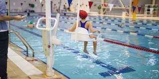 Grúa para la inmersión en el agua de una persona con discapacidad