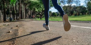 Chica corriendo para prepararse la maratón