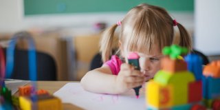 Niña en clase