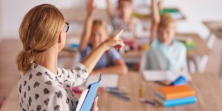 cuanto cobra una profesora de infantil al mes