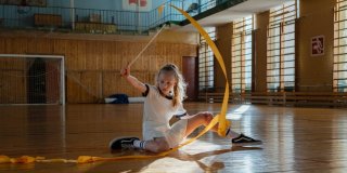 Niña haciendo deporte con una cinta