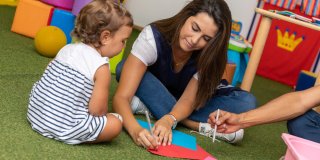 tecnico en educacion infantil dibujando con una niña