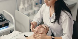Esteticista realizando un tratamiento facial a una clienta
