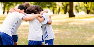 Grupo de niños jugando al fútbol