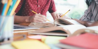Alumnos de un Grado Superior en Alicante tomando notas