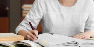 mujer estudiando un grado medio en Jerez con libros y apuntes 