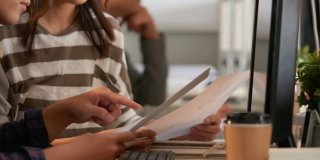 alumnos de grado superior en murcia mirando apuntes frente a un ordenador
