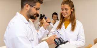 Estudiantes de Grado Superior en Zaragoza haciendo una prueba con fluidos en el laboratorio