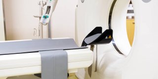 Fotografía de un escáner de tomografía computarizada usado en medicina nuclear