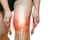 Pierna humana con una inflamación por osteoporosis