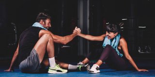 Un hombre y una mujer entrenando en un gimnasio