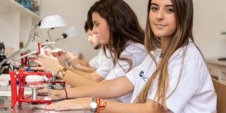 Alumnos de la FP de Prótesis Dental diseñando piezas dentales