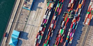 Containers en la zona franca de un puerto marítimo vistos desde el cielo