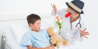 Un doctor haciendo reír a un niño hospitalizado