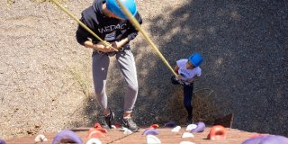 estudiantes de TECO escalando por un rocódromo