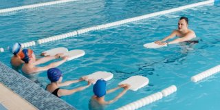 técnico de TSEAS dando clases de natación a niños