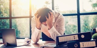 Persona en su puesto de trabajo con el síndrome burnout