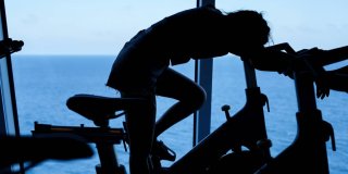 Mujer cansada haciendo spinning