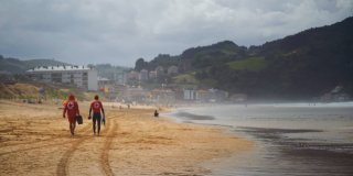 Socorristas andando por la arena de la playa