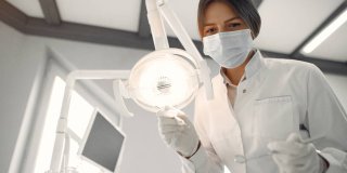 Técnica en Higiene Bucodental trabajando en una clínica dental