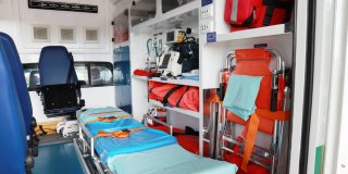 Fotografía del interior de un transporte sanitario, concretamente una ambulancia