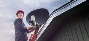 Técnico en Instalaciones de Telecomunicaciones arreglando una antena